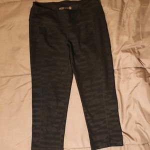 Old Navy Active Fitted Capris Size M